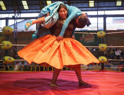 Mujeres cholitas luchando